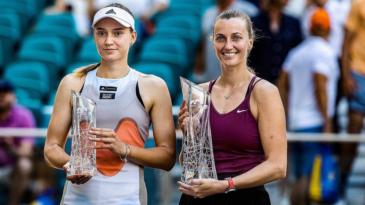 La checa Petra Kvitova y la kazaja Elena Rybakina (izquierda) sostienen sus trofeos al final del partido final que Kvitova ganó 7-6, 6-2 para pconquistar el Miami Open 2023 en el Hard Rock Stadium en Miami Gardens, el sábado 1 de abril de 2023.