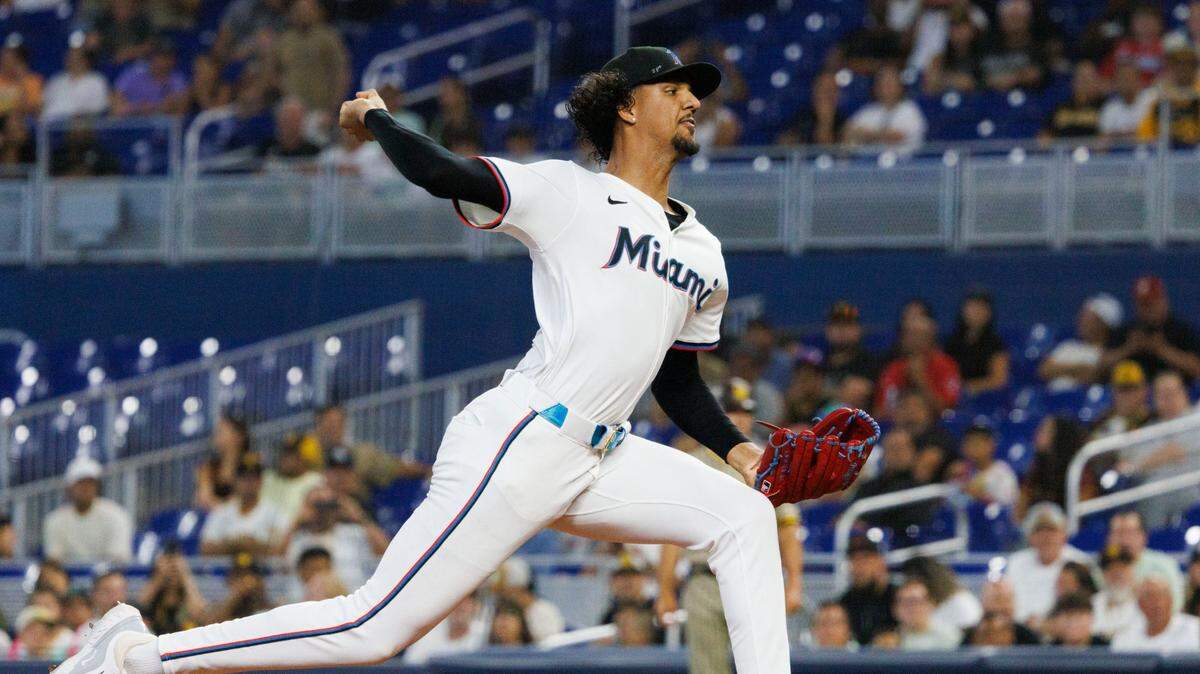 El abridor de los Marlins Eury Pérez lanza en el primer inning del partido ante los Padres de San Diego, celebrado el 21 de julio de 2025 en el loanDepot Park en Miami.
