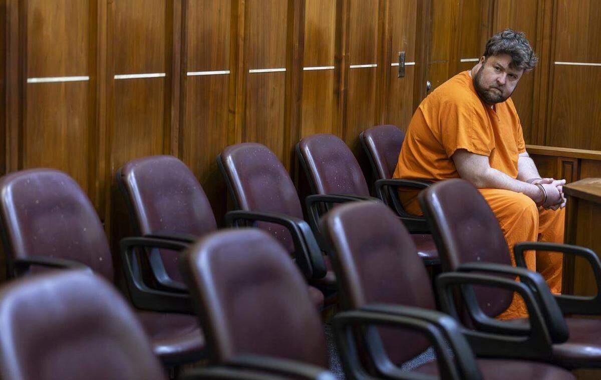 Travis Grafe, hijo de los antiguos copropietarios de Knaus Berry Farm, observa mientras asiste a su audiencia de competencia el viernes 26 de septiembre de 2025 en Miami, Florida. Se le acusa de matar a su madre, Rachel Knaus Grafe, en 2023.