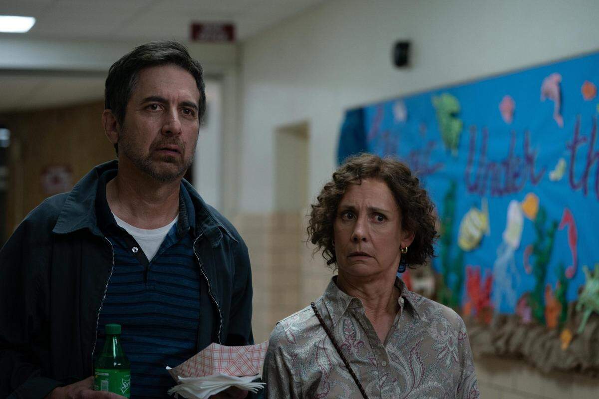 Ray Romano (izq) es el director y actor de “Somewhere in Queens”, película que abre el Festival de Cine.