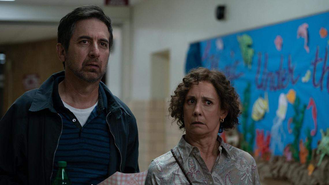 Ray Romano (izq) es el director y actor de “Somewhere in Queens”, película que abre el Festival de Cine.