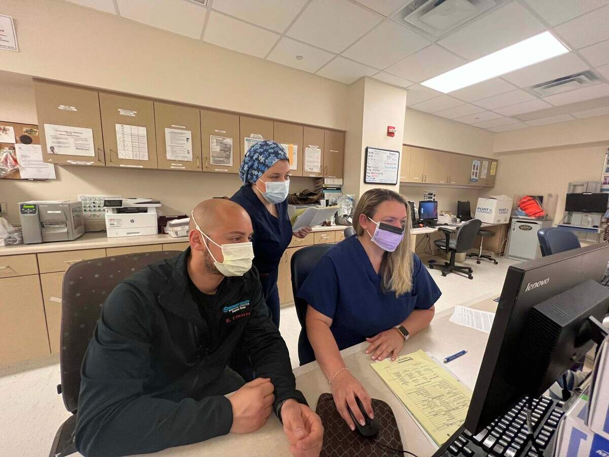 De izquierda a derecha: Paul Linares, Maritza Castano y Olivia Paoletti. Castaño es una enfermera de trauma de Nivel 1, una de las siete enfermeras de trauma especialmente capacitadas de Broward Health. Es enfermera desde 2014.