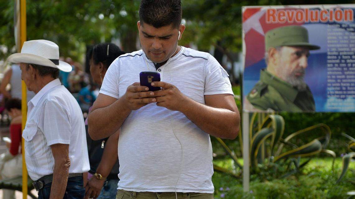 Se desvanece otra vía para salir de Cuba: embajada desmiente libre visado