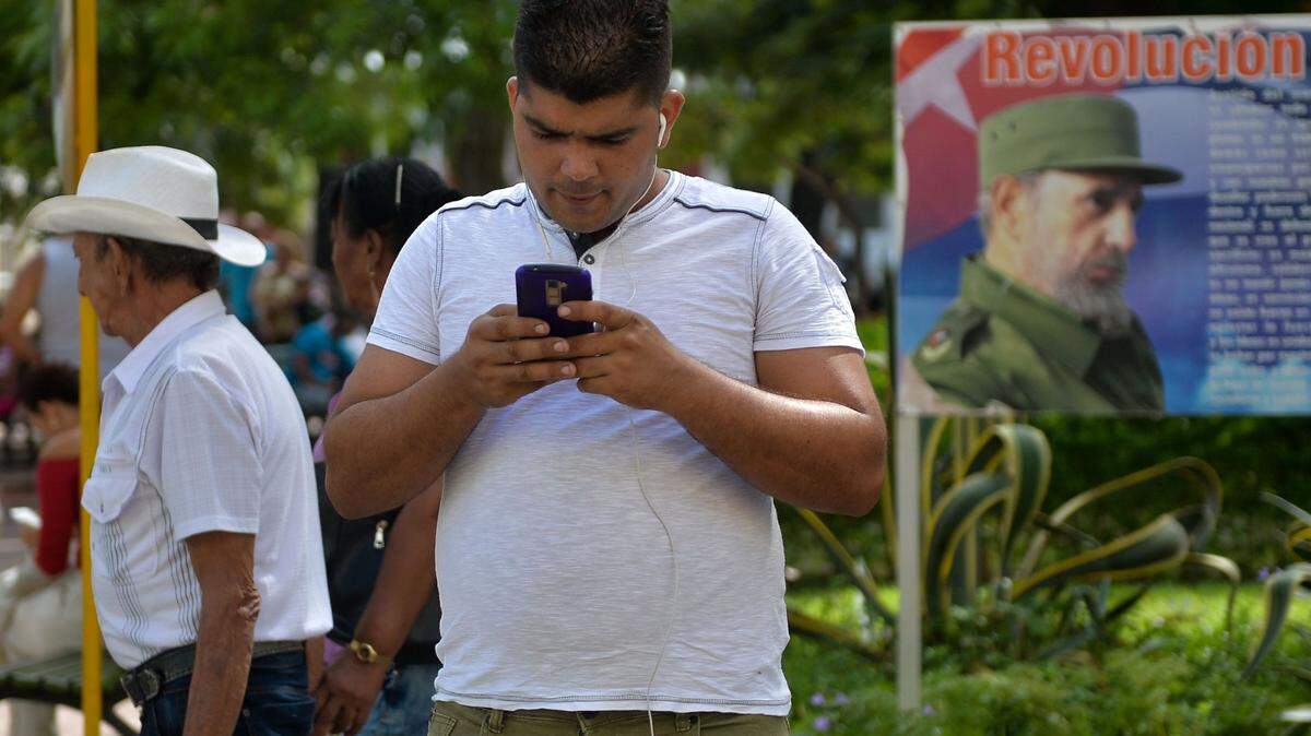 Un cubano se conecta a Internet desde su teléfono móvil en La Habana, el 17 de marzo de 2019. El consulado de México impuso un nuevo registro en línea para solicitantes de ciertas visas.  