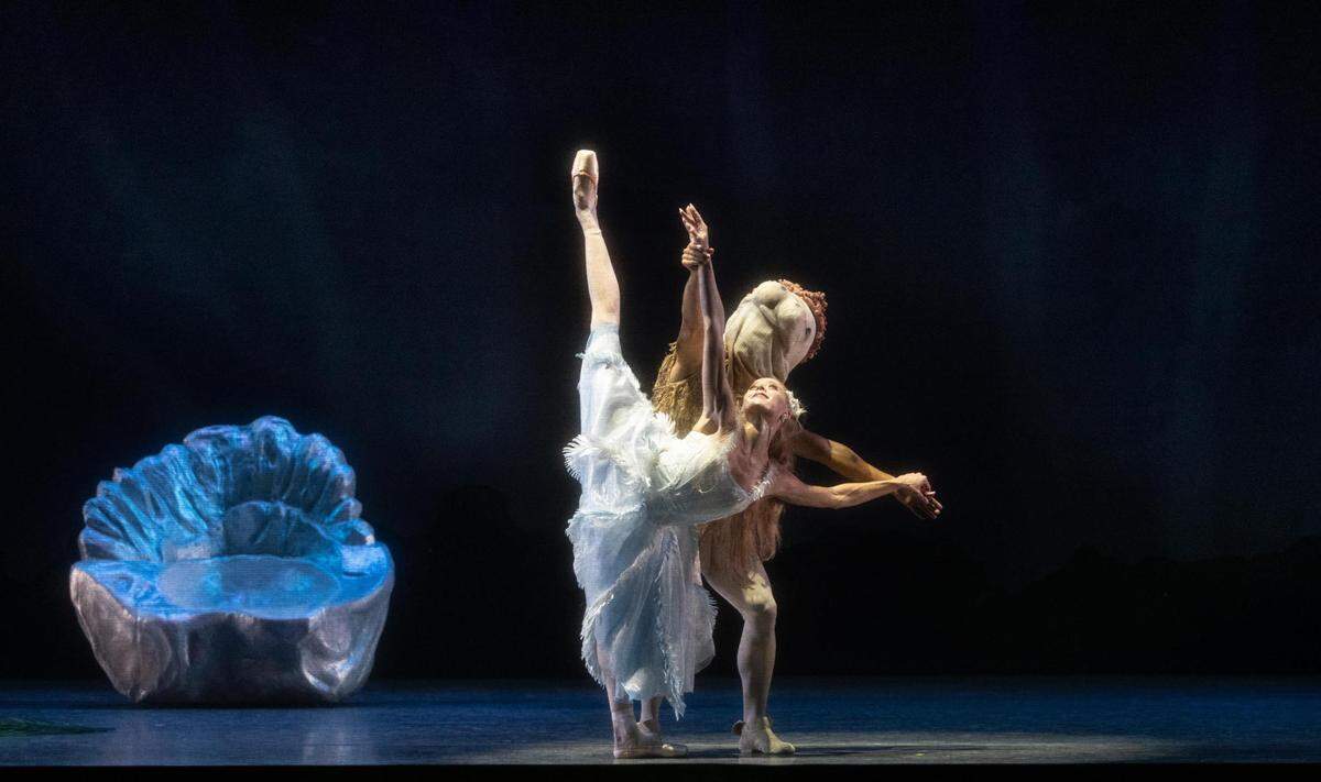 Dawn Atkins (Titania) y Andrei Chagas (Bottom) en “Un Sueño de una Noche de Verano” de George Balanchine.