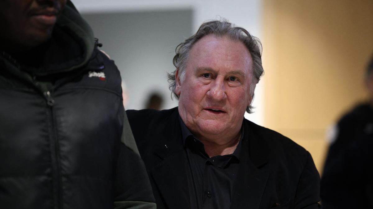 El actor francés Gérard Depardieu sale del tribunal en donde esta siendo enjuiciado por agresiones sexuales en contra de dos mujeres, el lunes 24 de marzo de 2025, en París.