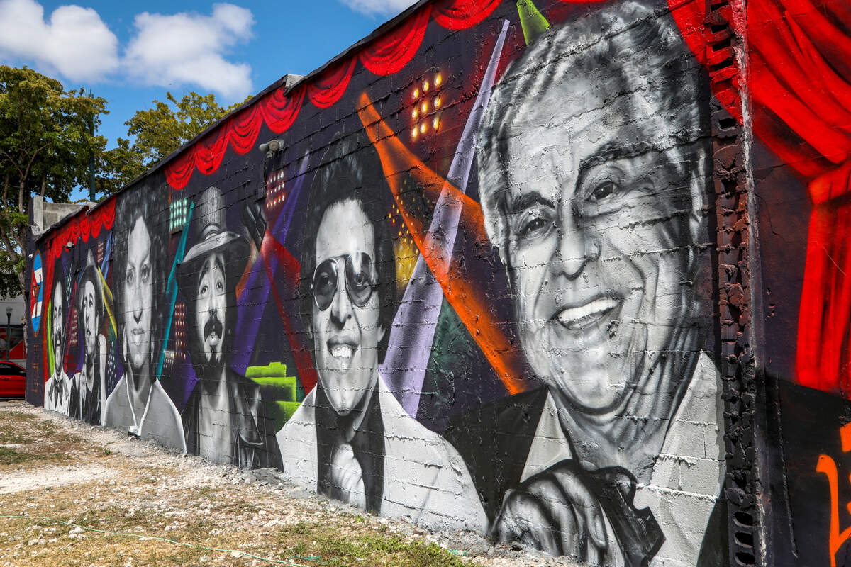 Los retratos de las leyendas de la música salsa Tito Puente, Héctor Lavoe, Willie Colón, Celia Cruz, Rubén Blades y Oscar d’Leon realizados por el artista venezolano Pedro Aguiar, mejor conocido como CYST1, se ven en un mural tributo en La Pequena. Barrio de La Habana en Miami, FL, EE.UU., marzo de 2023.