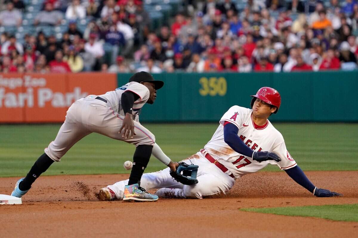 El bateador designado de los Angels Shohei Ohtani (der.) se roba la segunda base ante la defensa de Jazz Chisholm Jr. , de los Marlins de Miami, en el partido celebrado el 11 de abril de 2002 en Los Angeles.