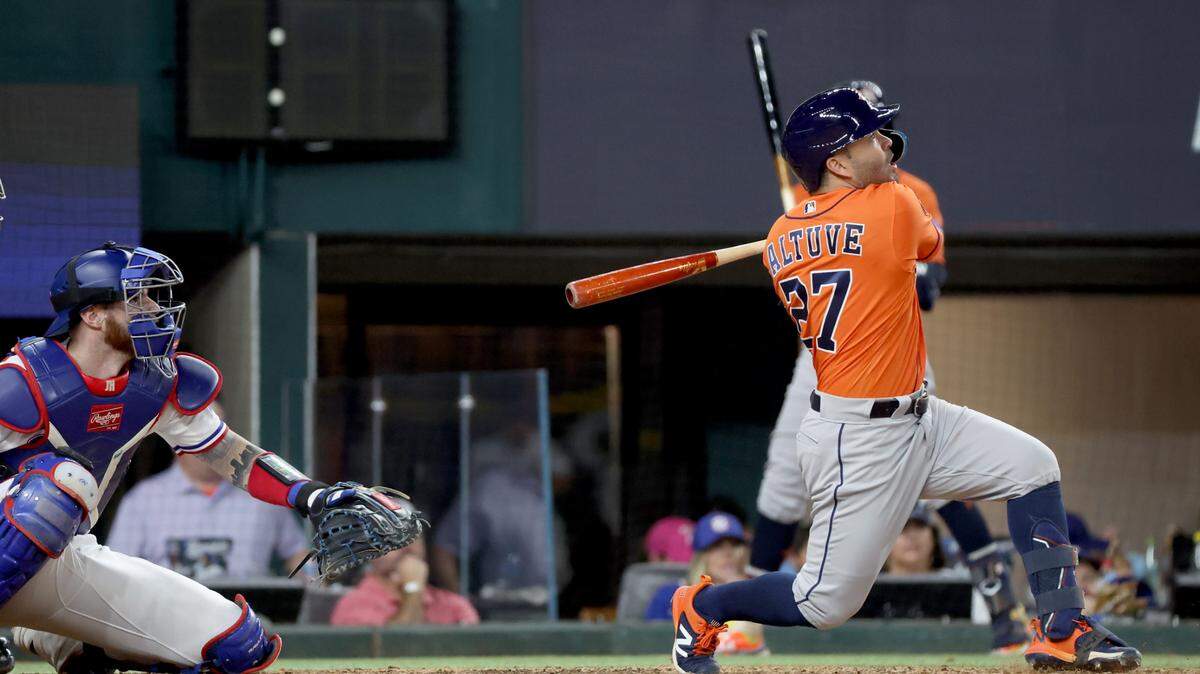 El segunda base de los Astros de Houston, José Altuve (27), conecta un jonrón de tres carreras durante la novena entrada del quinto juego de la Serie de Campeonato de la Liga Americana contra los Rangers de Texas para los playoffs de la MLB 2023 en el Globe Life, este viernes 20 de octubre de 2023; en Arlington, Texas,.