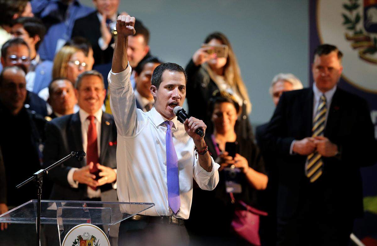 Juan Guaidó, presidente interino de Venezuela, da un discurso ante cientos de venezolanos y exiliados de otros países, el sábado, 1ro de febrero de 2020, en Miami.