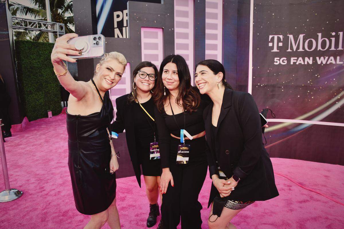 Maria “Uji” Fulgueira con su equipo en la alfombra magenta de Premio Lo Nuestro.