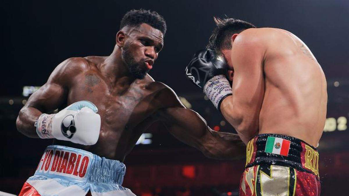 El equipo de Yoenli Feliciano Hernández (izq.) trabaja para salvar el último escollo antes de pelear por una faja de título en las 160 libras por la vía de la Asociación Mundial de Boxeo (AMB). 