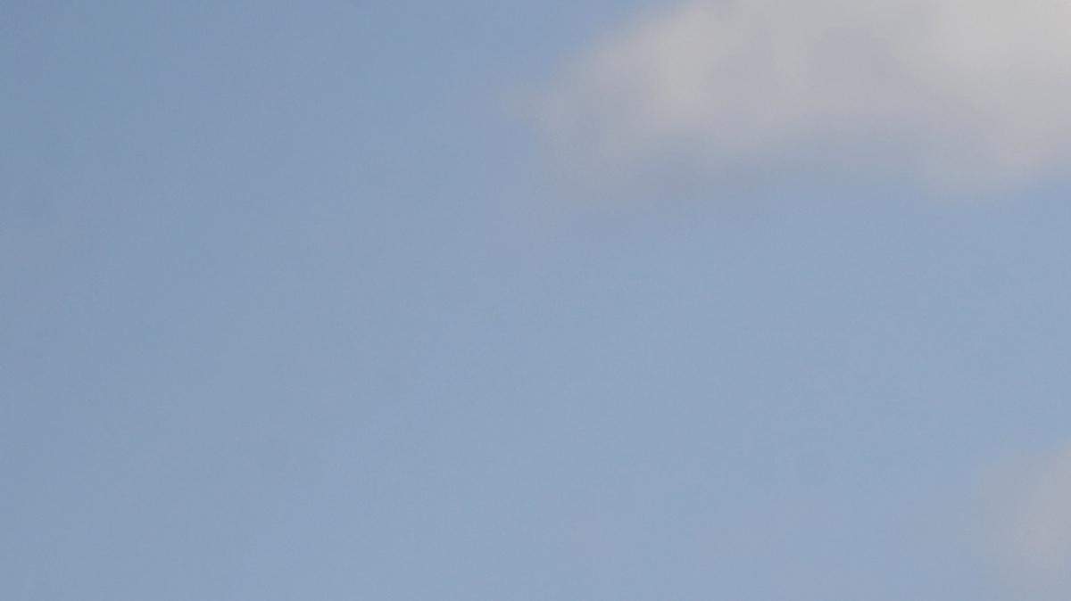 El presidente Donald Trump baja del Fuerza Aérea Uno en Newark, Nueva Jersey, el viernes 9 de junio de 2017. 