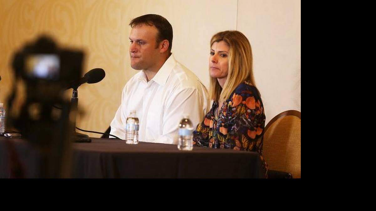 El ex jugador de los Miami Dolphins Rob Konrad, junto a su esposa Tammy, habla de su terrible experiencia en el mar durante una conferencia de prensa en Plantation el lunes 12 de enero de 2015. CARLINE JEAN SUN SENTINEL