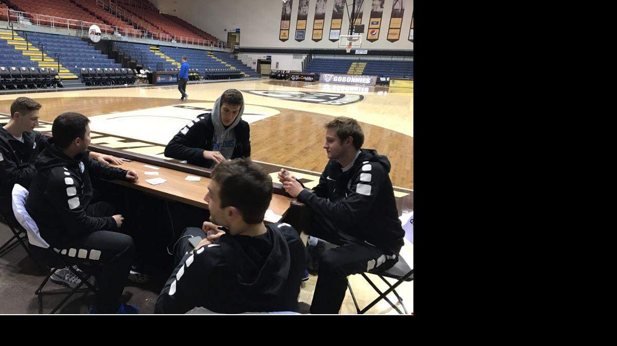 Mientras las autoridades buscaban al autobús, algunos atletas de los Billikens se sentaron en el coliseo a jugar cartas.