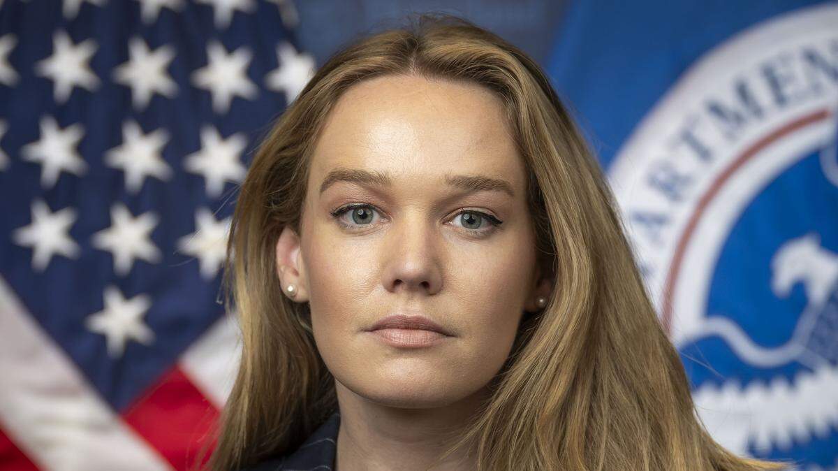 Patricia McLaughlin Official Portrait at DHS Headquarters (Photo by Mikaela McGee)