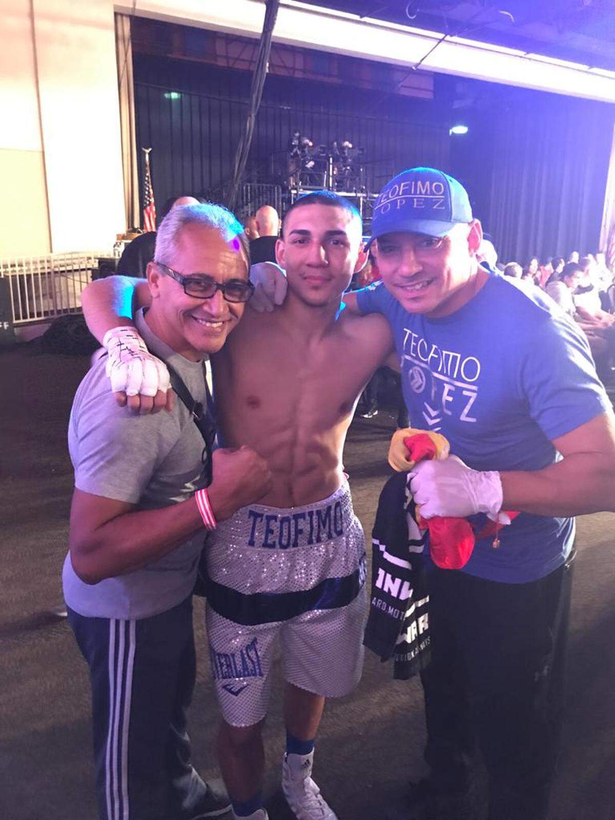 Dolor y pena, eso fue lo que sintió Jorge Rubio (izq..) cuando contempló la derrota de Teófimo López (centro) ante George Kambosos el pasado 27 de noviembre en el Madison Square Garden de Nueva York.