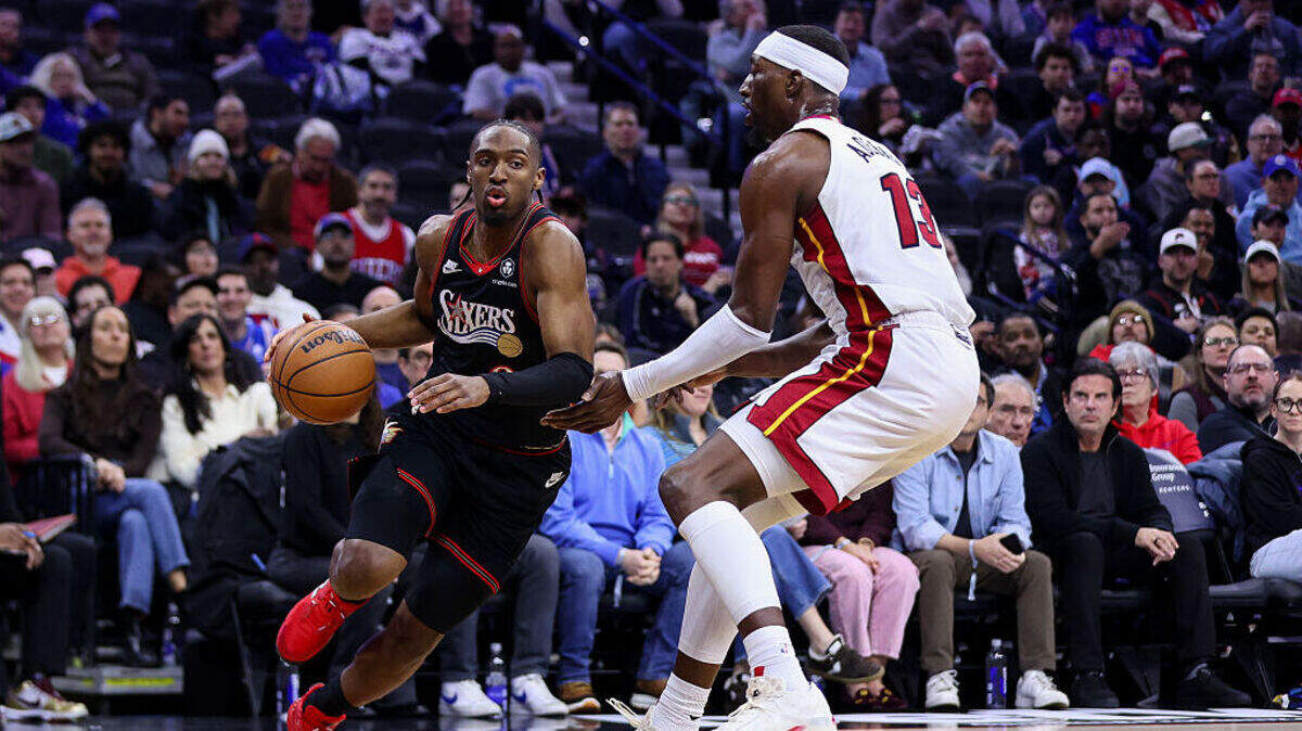 El jugador de los Sixers Tyrese Maxey trata de pasar la marca de Bam Adebayo, del Heat de Miami, en el partido de la NBA celebrado el 26 de febrero de 2026 en Filadelfia.
