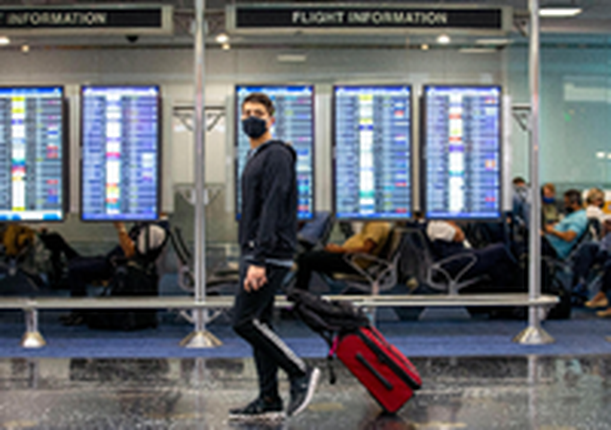 Un viajero camina por el Aeropuerto Internacional de Miami el 23 de noviembre de 2021. Daniel A. Varela DVARELA@MIAMIHERALD.COM