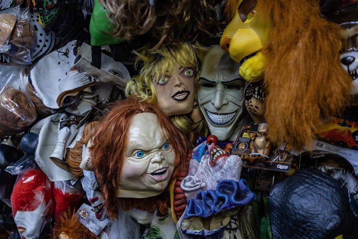 Vista de varias máscaras populares a la venta en La Casa de los Trucos.