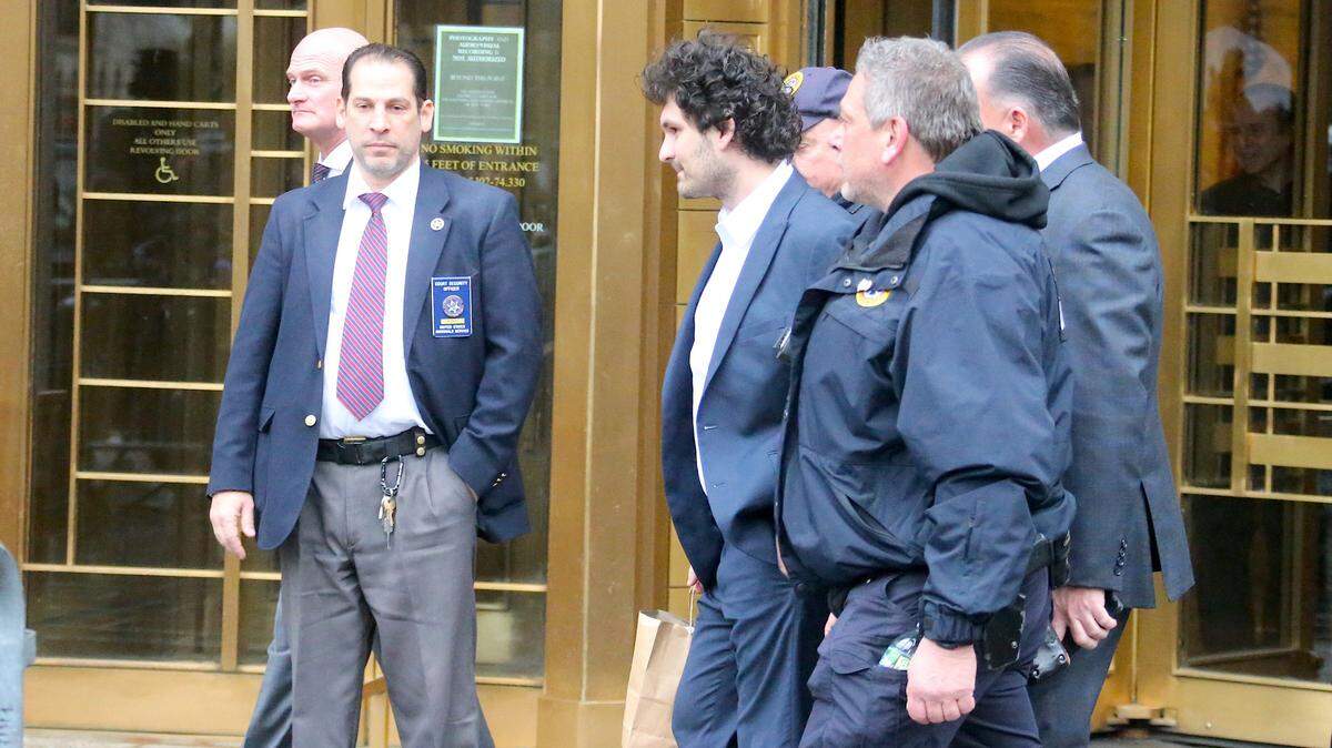 El cofundador de FTX y el niño prodigio del mundo de las criptomonedas, Sam Bankman-Fried (centro), fue condenado este jueves a 25 años de prisión federal por fraude y blanqueo de dinero.