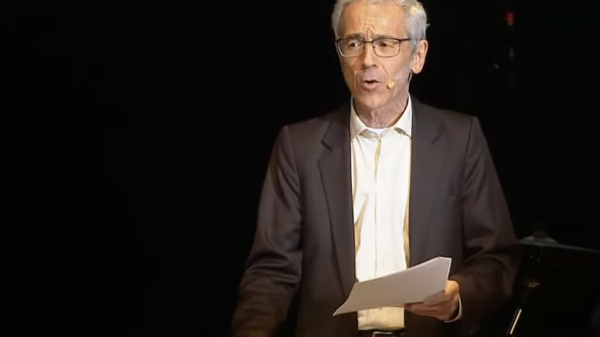 Captura de pantalla de transmisión en YouTube de la entrega del informe final de la Comisión de la Verdad de Colombia. En la imagen, el padre Francisco de Roux, presidente de la Comisión, durante la ceremonia realizada en el Teatro Jorge Eliécer Gaitán el 28 de junio de 2022..