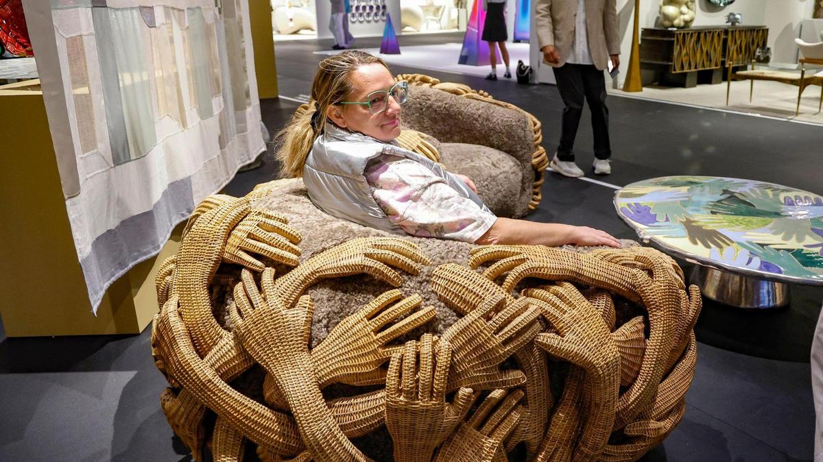 Katherine Bernhardt en una de las sillas “Touch Me” del artista Chris Wolston en exhibición en la Future Perfect Gallery en Design Miami, Miami Beach, Florida.