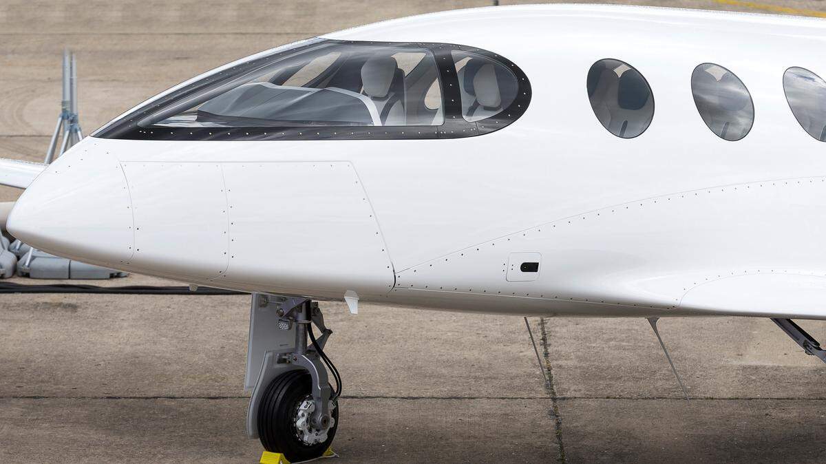 Detalle de la parte delantera del avión eléctrico.