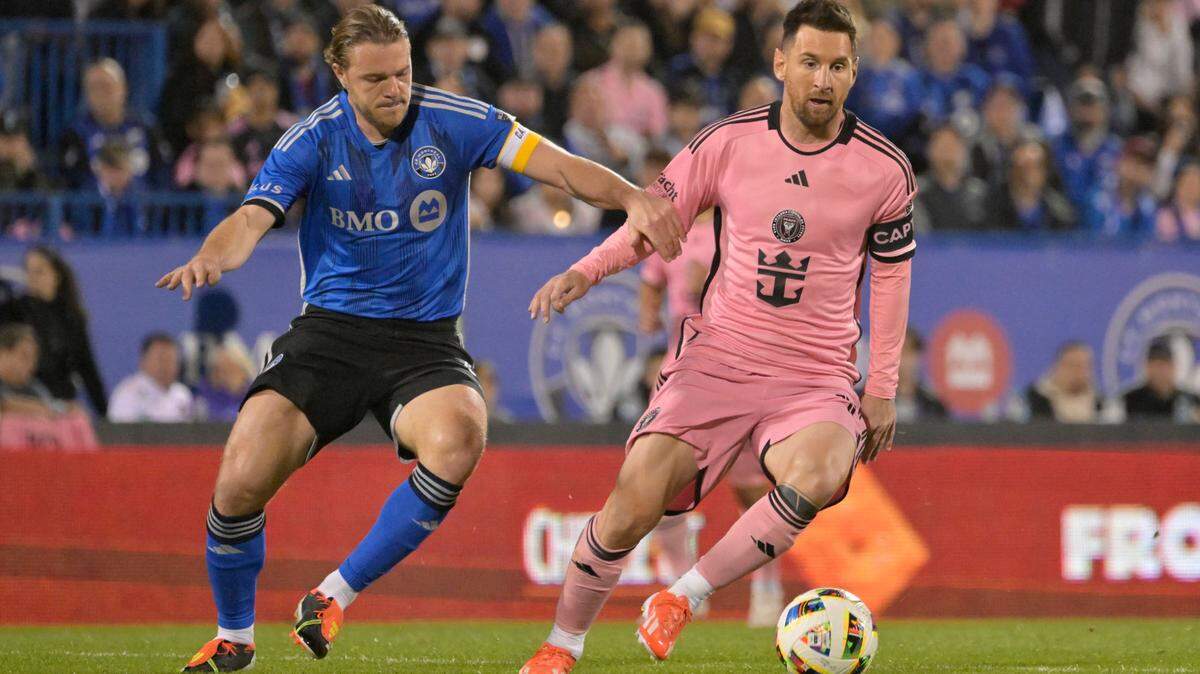 El delantero del Inter Miami Lionel Messi (der.) conduce el balón ante la marca del centrocampista del Montreal Samuel Piette, en la segunda mitad del partido celebrado el 11 de mayo de 2024, en el Stade Saputo, en Montreal, Canadá.