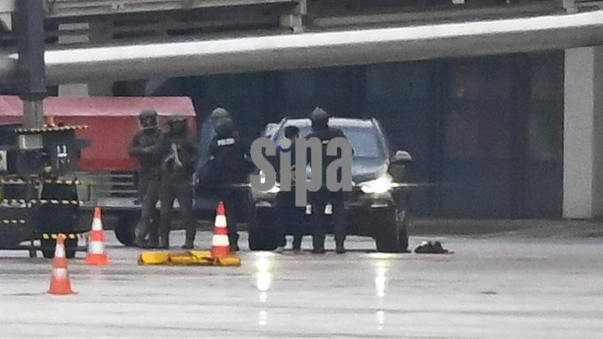 Un hombre es detenido por la policía en el Aeropuerto de Hamburgo, Alemania, el sábado 4 de noviembre de 2023.