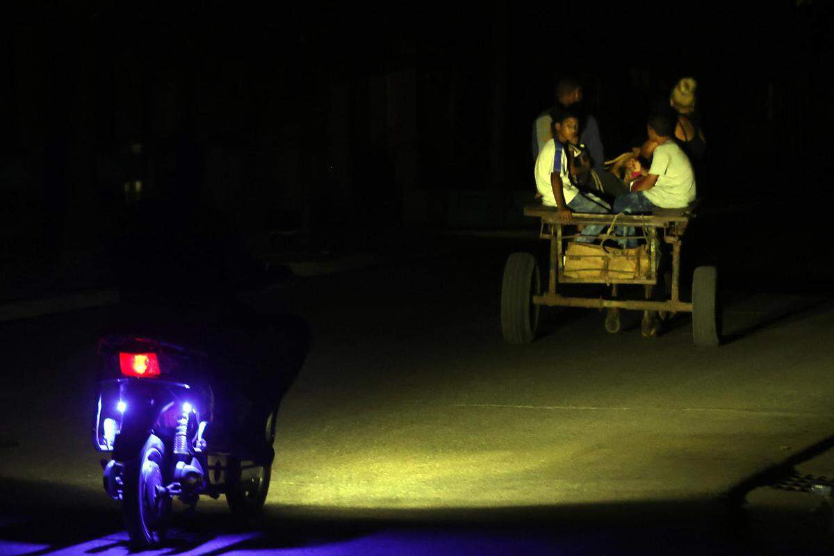 Fotografía del 29 de mayo de 2025 de personas movilizándose en una calle durante un apagón en La Habana (Cuba). La llegada del verano amenaza con azuzar la ya grave crisis energética cubana, con apagones medios diarios de casi 20 horas. El panorama es “crítico”, según el propio Gobierno. EFE/ Ernesto Mastrascusa