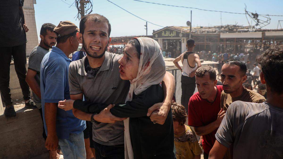Personas heridas cerca de una cafetería frente al mar destruida en un ataque aéreo israelí en la ciudad de Gaza, el 30 de junio de 2025. 