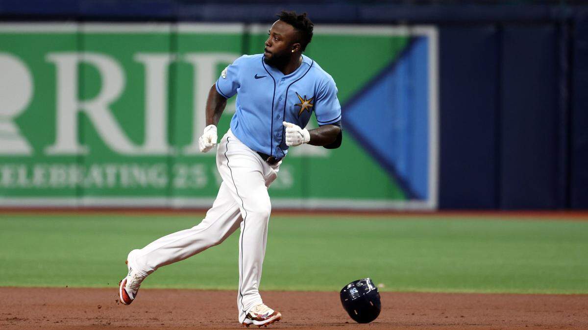 El jardinero de los Rays de Tampa Bay Randy Arozarena pega un sencillo en el partido ante los Medias Rojas, celebrado el 10 de abril de 2023 en el Tropicana Field de St Petersgurgh.