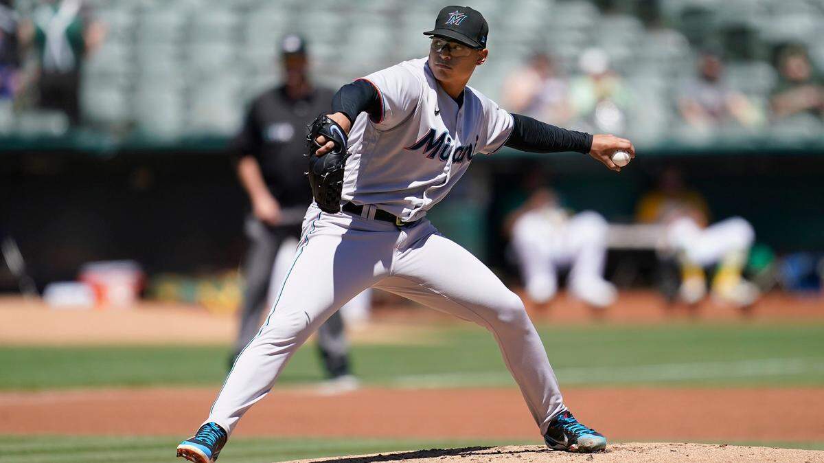 El abridor de los Marlins Jesús Luzardo lanza en el primer inning del partido ante los Atléticos, celebrado el 24 de agosto de 2022 en Oakland.