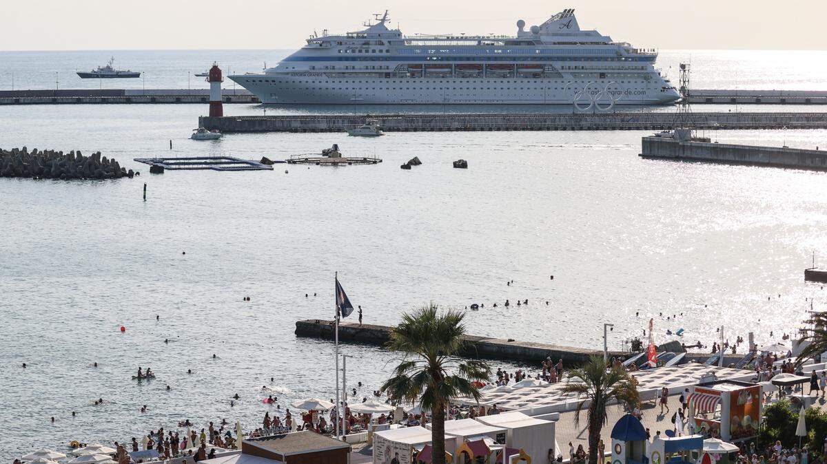 ‘Life at Sea’, una nueva marca del grupo Miray Cruises, prometía un viaje de 130,000 millas náuticas, equivalentes a 240,000 kilómetros, en una travesía que incluía 140 países y 7 continentes, con escalas en 382 puertos y acceso a 13 lugares declarados maravillas del mundo.