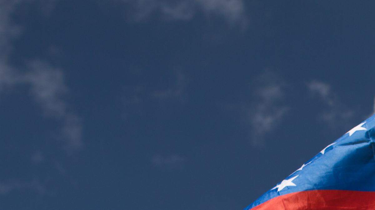 Un manifestante sostiene una bandera venezolana durante una manifestación del proceso revocatorio suspendida en Caracas, Venezuela, el sábado, 22 de octubre de 2016.