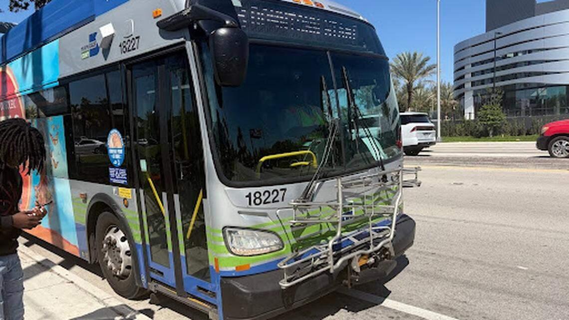 Un autobús de la Ruta 3 llega a Biscayne Boulevard y la calle 151 del noreste.
