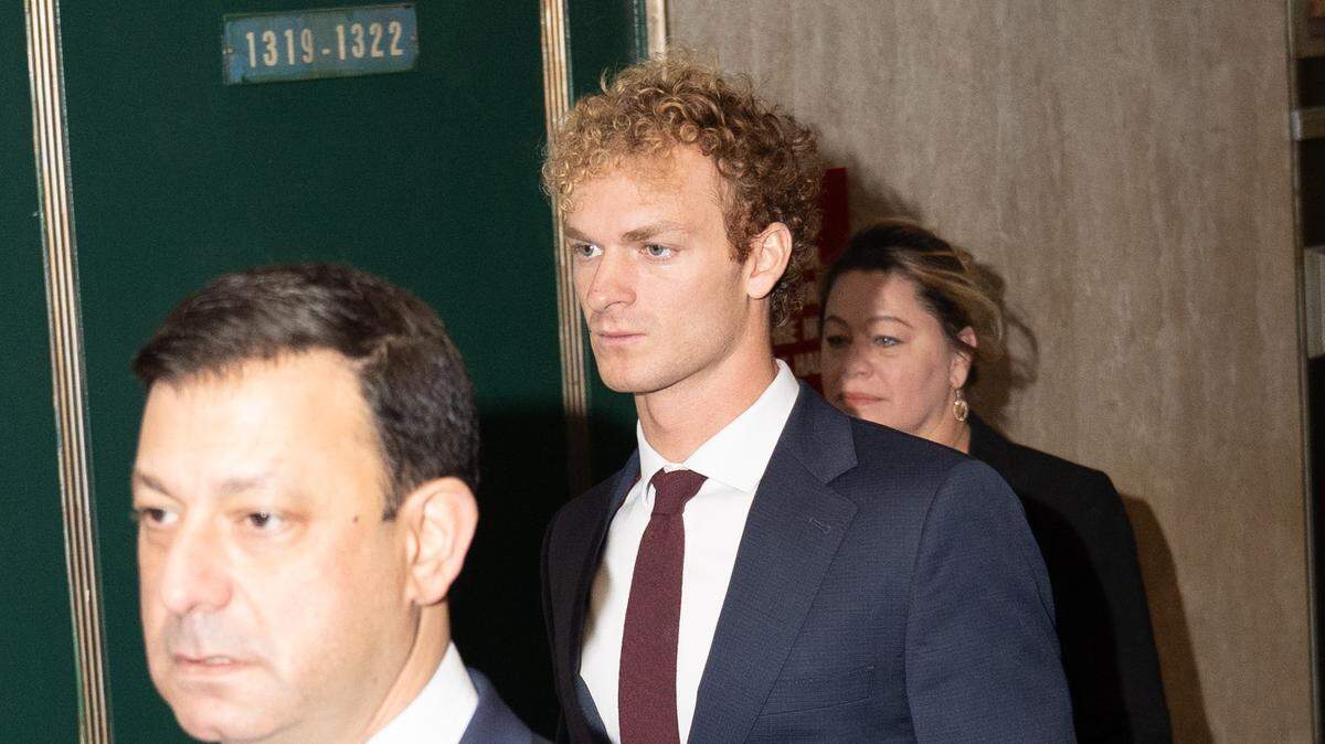Daniel Penny (centro) abandona la Corte Penal de Manhattan, Nueva York, durante un receso en su juicio por matar a un hombre desamparado, el martes 3 de diciembre de 2024. Penny fue absuelto por un jurado el lunes 9 de diciembre de matar a Jordan Neely, de 30 años, un hombre negro desamparado en el metro de la ciudad.
