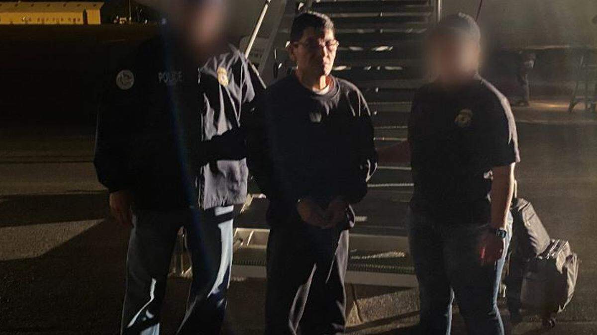 ICE deportó al ciudadano peruano Aldo Albert Velásquez Asencio acusado de delitos derivados de integrar el Grupo Colina, un escuadrón de la muerte, incluida la desaparición forzada de nueve estudiantes y un profesor en Lima de 1992. Fue expulsado del país el 31 de marzo de 2023.