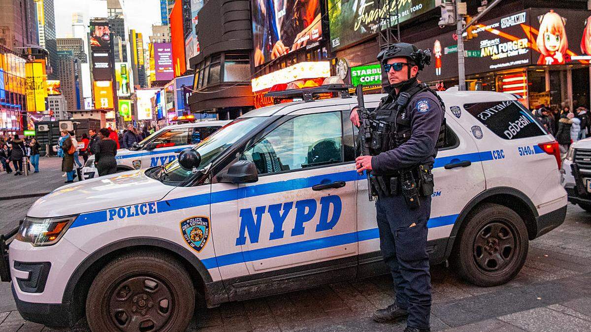 Las autoridades de Nueva York anunciaron este jueves el arresto de un joven de 17 años por el asesinato de un hombre cerca de Times Square el pasado lunes, crimen que vinculan con un reto viral en redes sociales. 