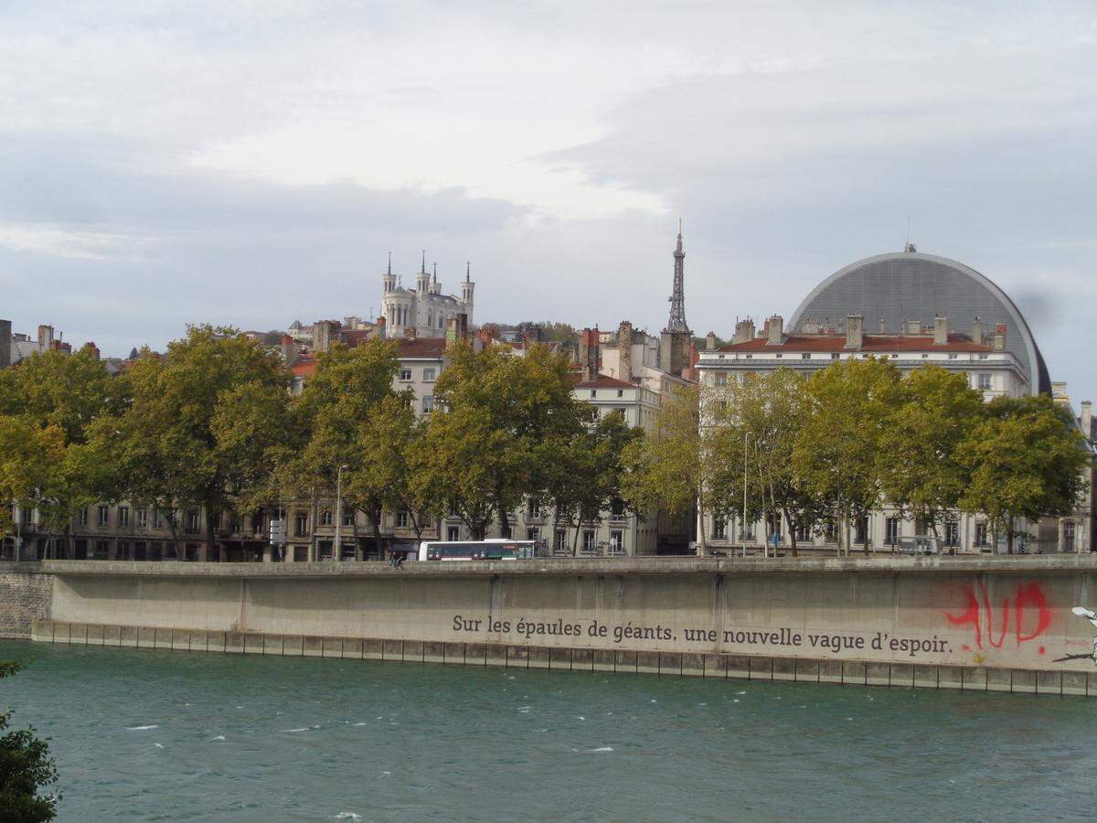 El Ródano, el techo semicircular de la Opera y Nuestra Señora de Fourviere.