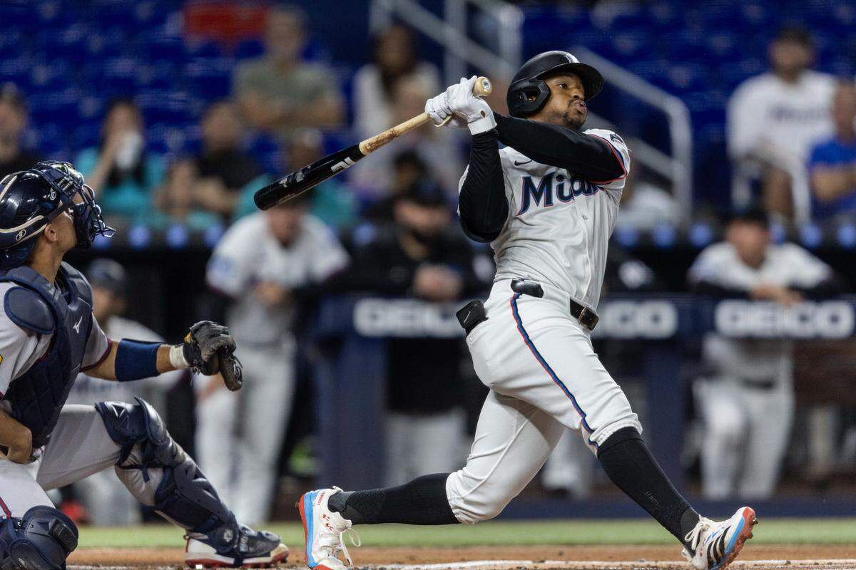 El torpedero de los Marlins Xavier Edwards batea en el primer inning del partido contra los Bravos de Atlanta, celebrado el 25 de agosto de 2025 en Miami.