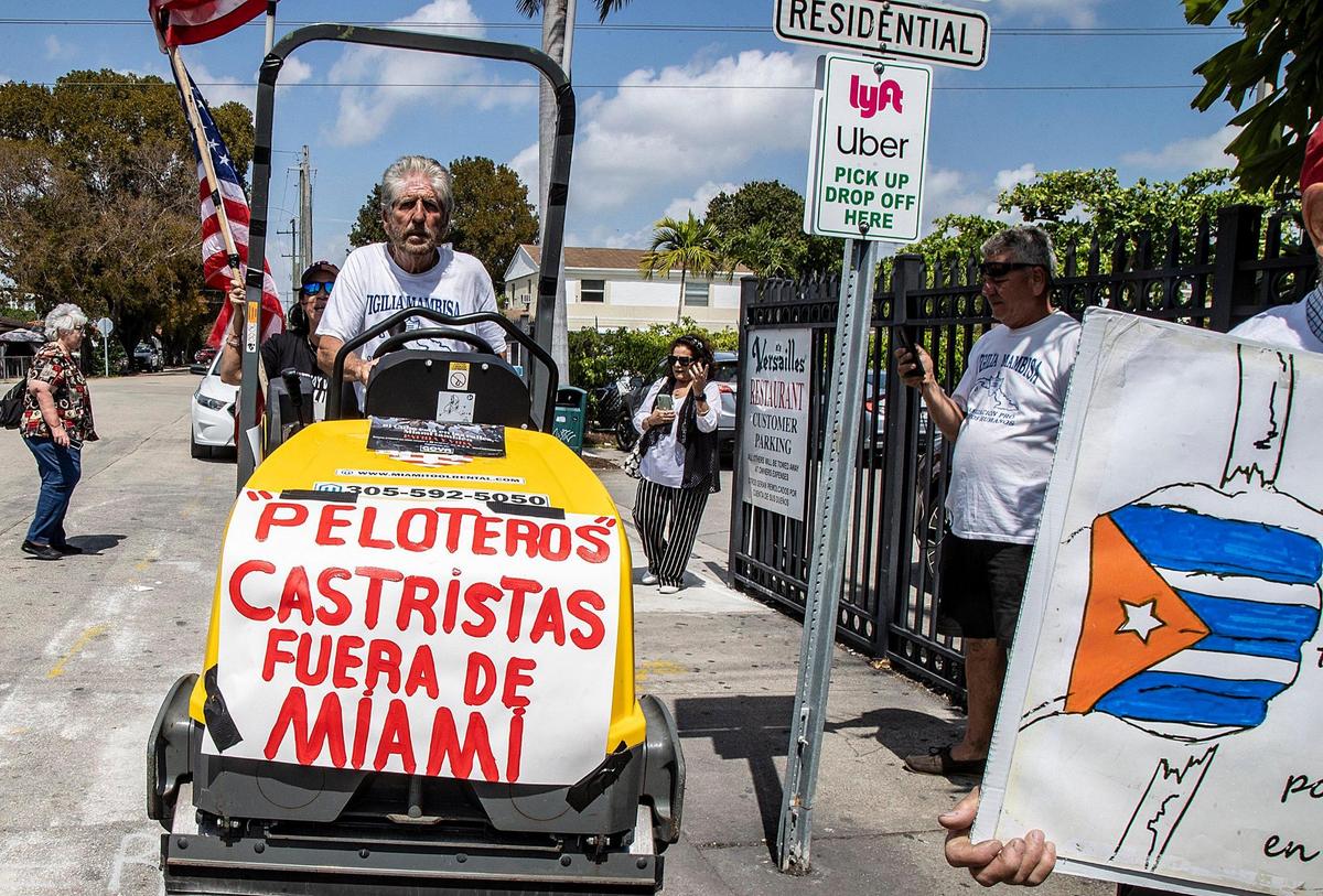 Un grupo de cubanos, entre ellos Miguel Saavedra de Vigilia Mambisa, protestó en el restaurante Versailles contra la presencia en Miami de la selección cubana de béisbol de la isla que asiste este domingo a la semifinal del Clásico Mundial de Béisbol. 