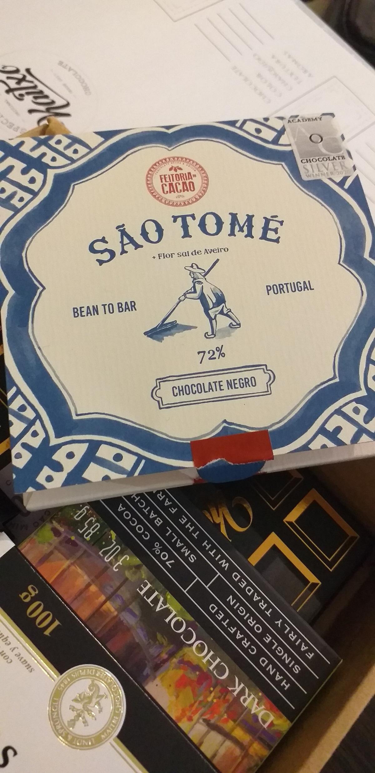 Sao Tomé y Príncipe es elaborado por dos mujeres de la Feitoria do Cacao, en Portugal, bajo el concepto “What Bean-to-Bar chocolate means”. 
