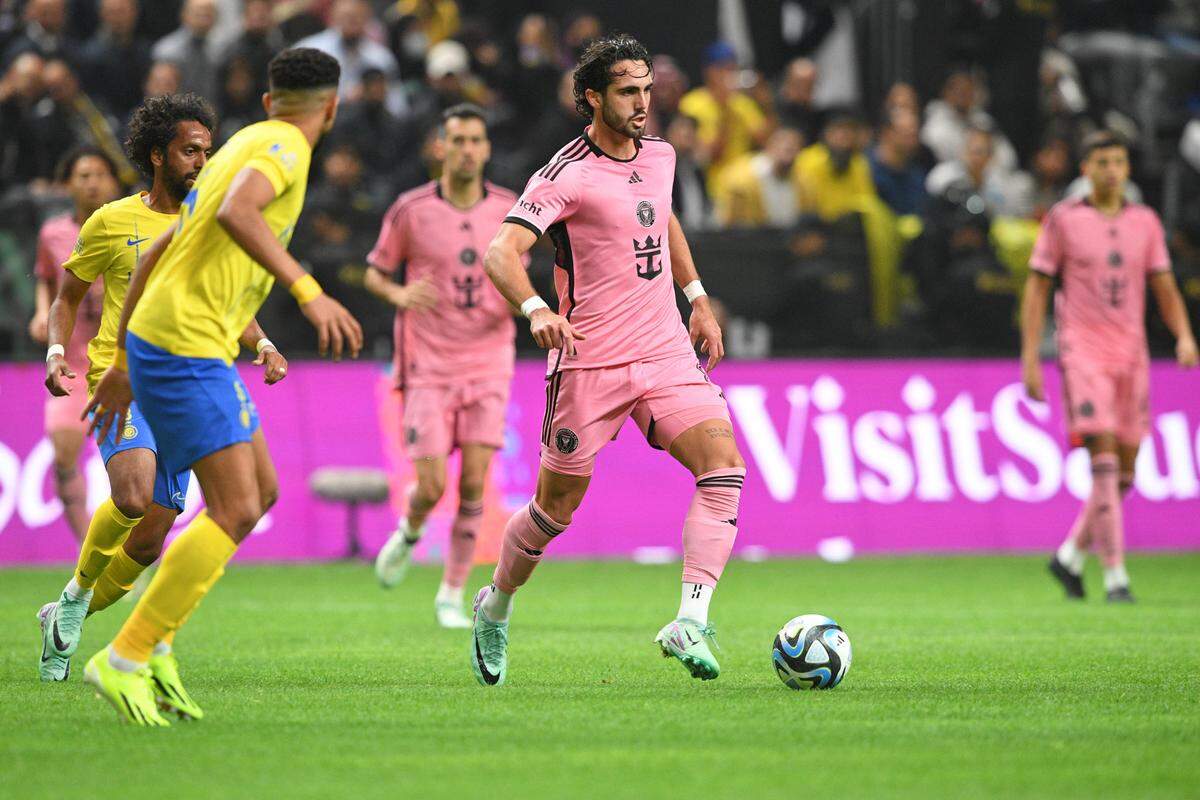 El delantero del Inter Miami Leonardo Campana conduce el balón en el partido de pretemporada ante el Al-Nassr, celebrado el 1ro de febrero de 2024 en Riad, Arabia Saudí.