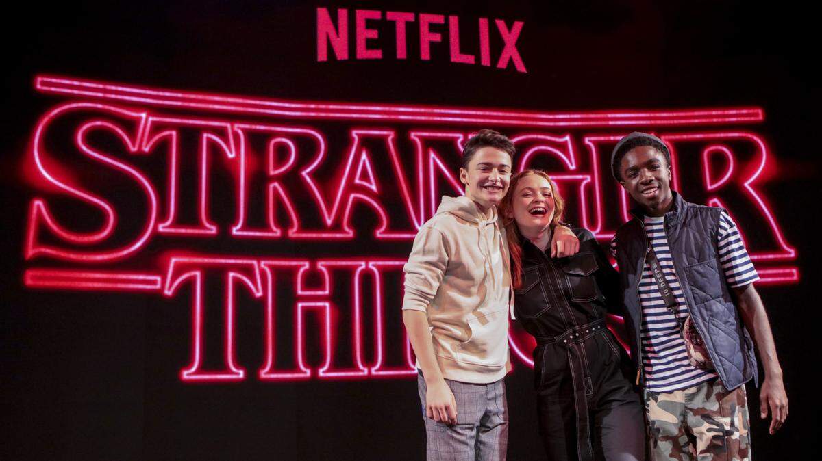 Los actores Noah Schnapp, Caleb McLaughlin y la actriz Sadie Sink posan durante Comic Con 2018 el 8 de diciembre de 2018 en Buenos Aires, Argentina.
