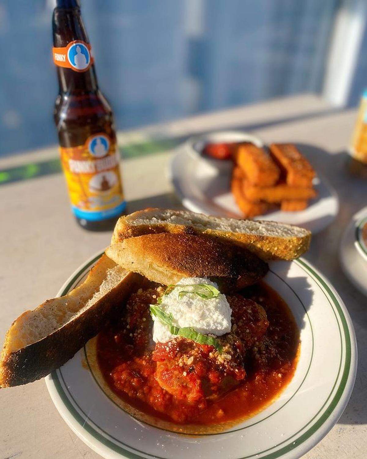Uno de los platos más populares de Harry’s es un trío de albóndigas ligeras y mojaditas en una sabrosa salsa de tomate.