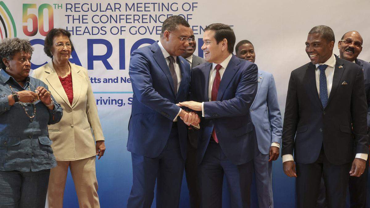El secretario de Estado Marco Rubio estrecha la mano del primer ministro de Jamaica Andrew Holness durante una foto con los jefes de gobierno de la Comunidad del Caribe (CARICOM) en Basseterre, San Cristóbal y Nieves, el pasado jueves.