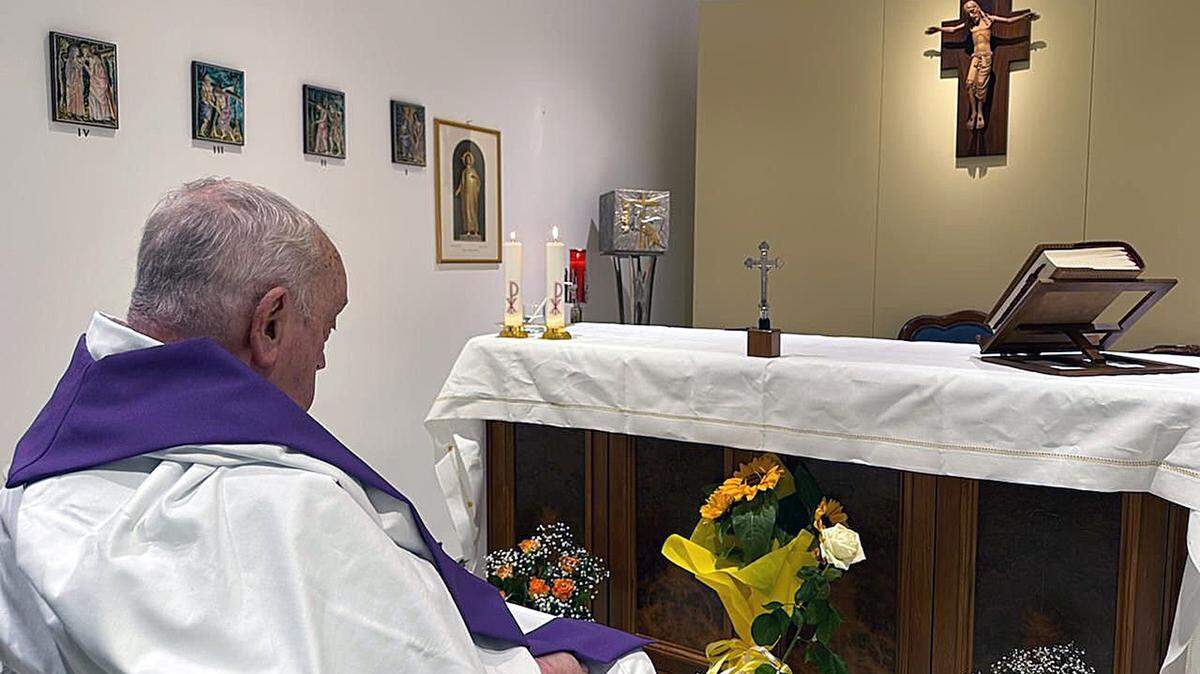 El Vaticano difundió el domingo la primera foto del papa Francisco desde su hospitalización el pasado 14 de febrero, en la que se le ve, de lado, concelebrando la misa en la capilla del apartamento en la décima planta del Gemelli de Roma.