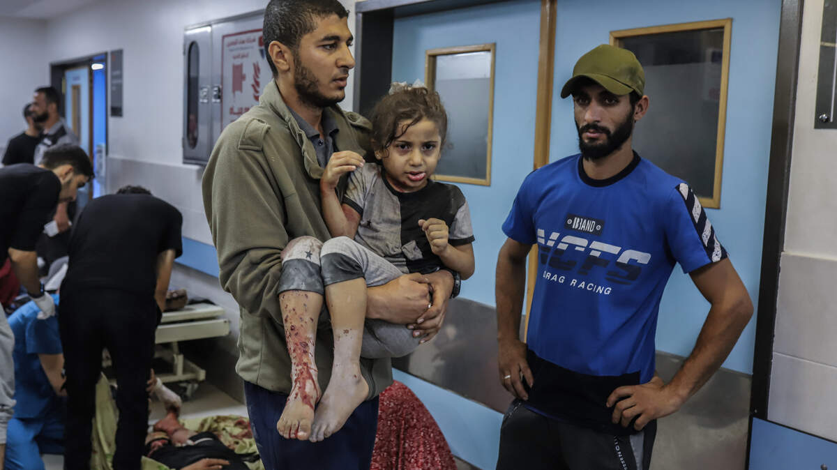 Un palestino carga a una niña herida para que reciba atención médica en el Hospital Shifa, en Ciudad de Gaza, el 2 de noviembre de 2023.